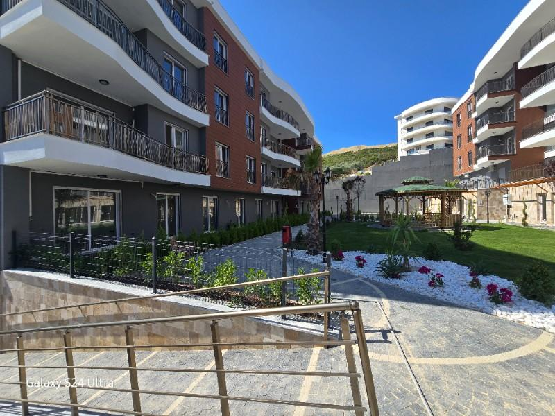 KUŞADASINDA HAVUZLU DENİZ MANZARALI KAPALI OTOPARKLI 2+1 SATILIK DAİRE