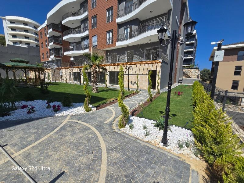 KUŞADASINDA HAVUZLU DENİZ MANZARALI KAPALI OTOPARKLI 2+1 SATILIK DAİRE