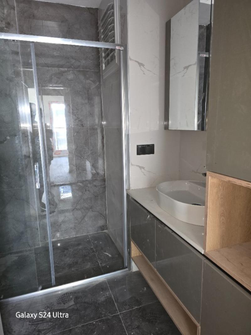 KUŞADASINDA HAVUZLU DENİZ MANZARALI KAPALI OTOPARKLI 2+1 SATILIK DAİRE