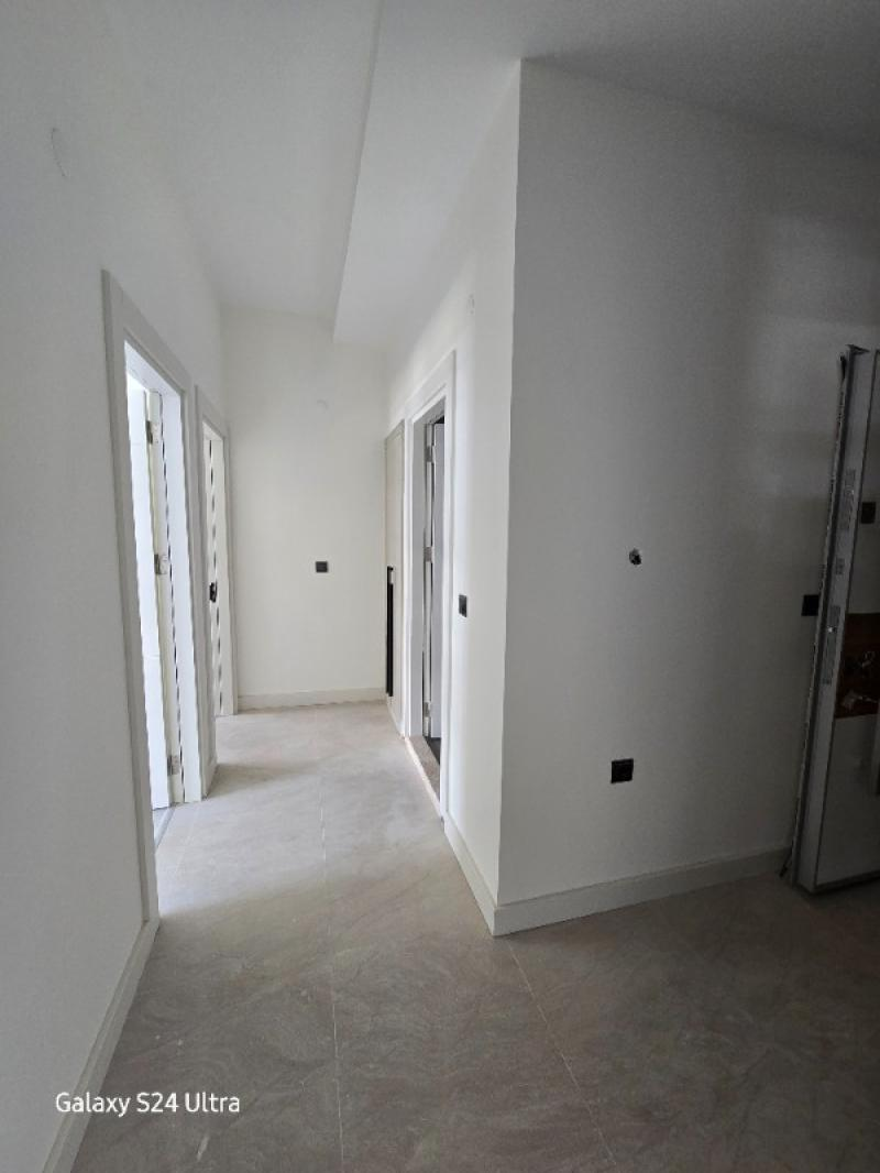 KUŞADASINDA HAVUZLU DENİZ MANZARALI KAPALI OTOPARKLI 2+1 SATILIK DAİRE