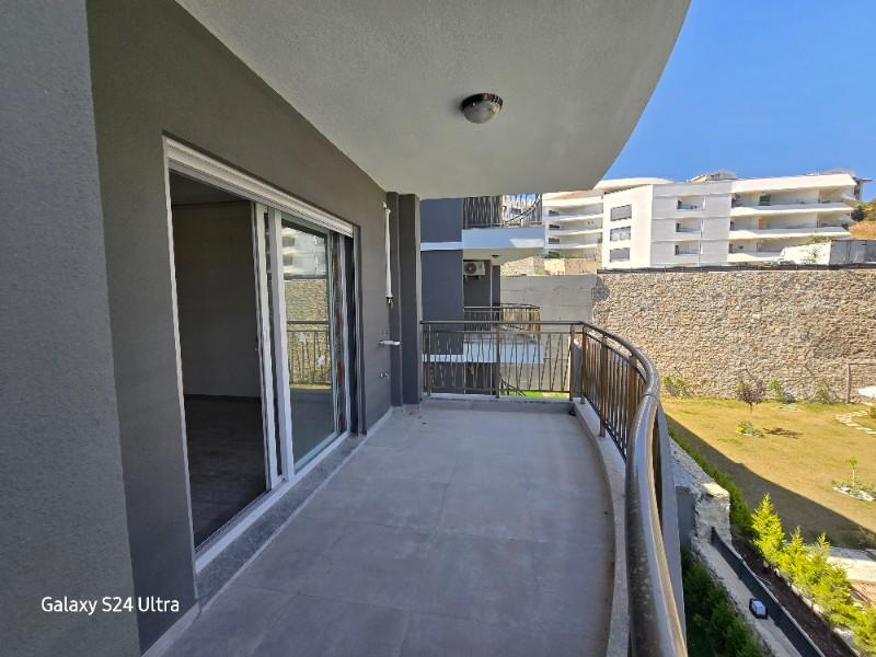 KUŞADASINDA HAVUZLU DENİZ MANZARALI KAPALI OTOPARKLI 2+1 SATILIK DAİRE