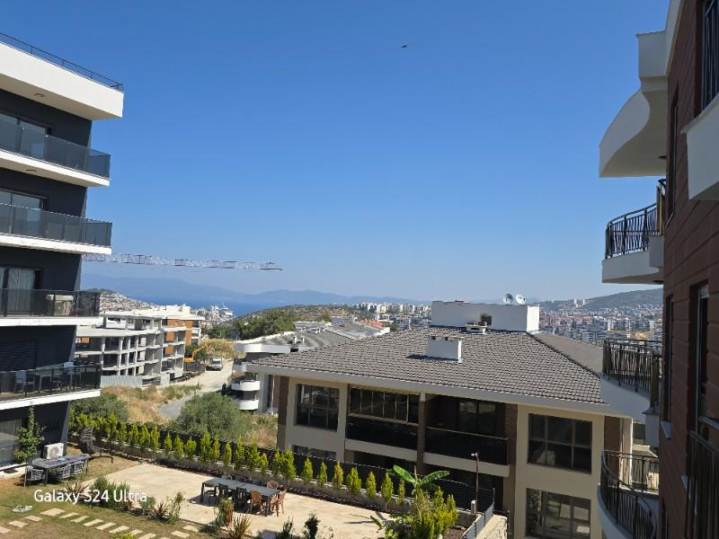 KUŞADASINDA HAVUZLU DENİZ MANZARALI KAPALI OTOPARKLI 2+1 SATILIK DAİRE