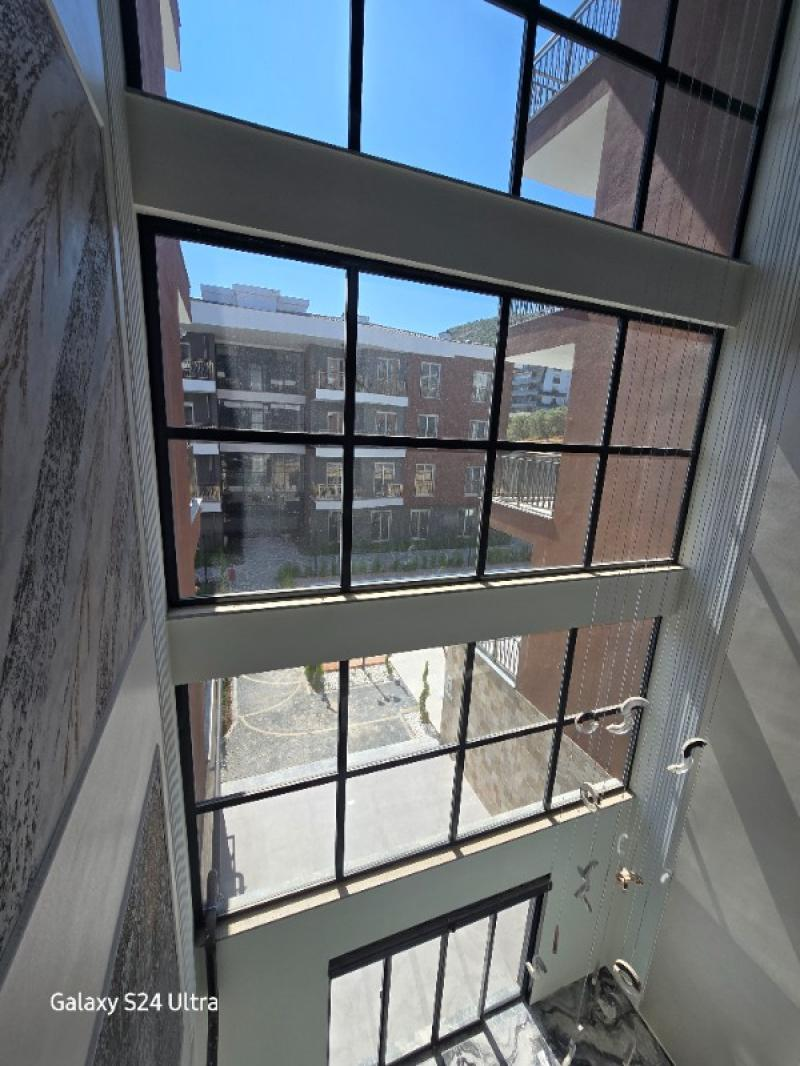 KUŞADASINDA HAVUZLU DENİZ MANZARALI KAPALI OTOPARKLI 2+1 SATILIK DAİRE