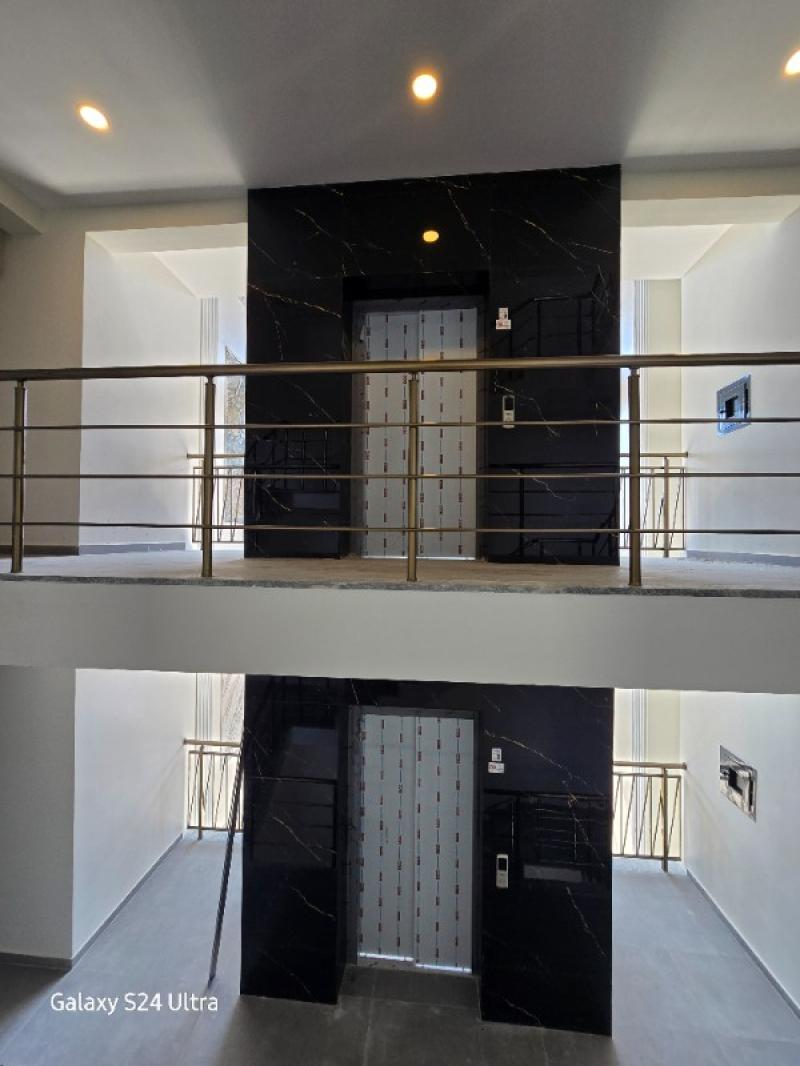 KUŞADASINDA HAVUZLU DENİZ MANZARALI KAPALI OTOPARKLI 2+1 SATILIK DAİRE