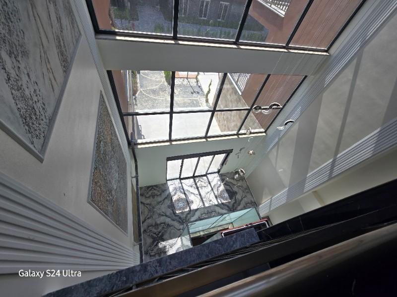 KUŞADASINDA HAVUZLU DENİZ MANZARALI KAPALI OTOPARKLI 2+1 SATILIK DAİRE