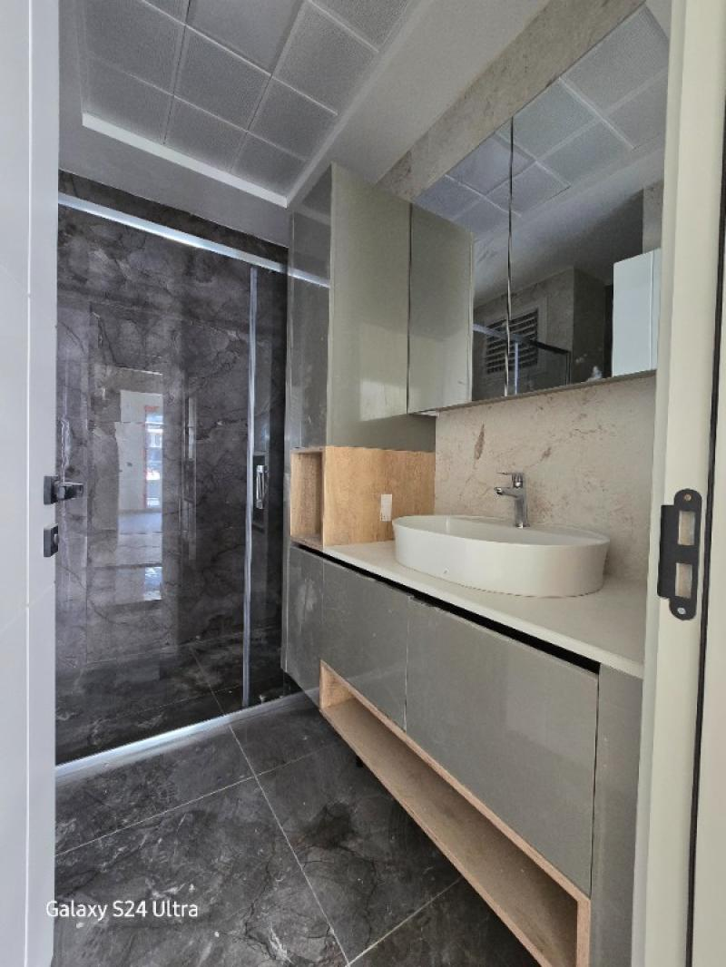 KUŞADASINDA HAVUZLU DENİZ MANZARALI KAPALI OTOPARKLI 2+1 SATILIK DAİRE