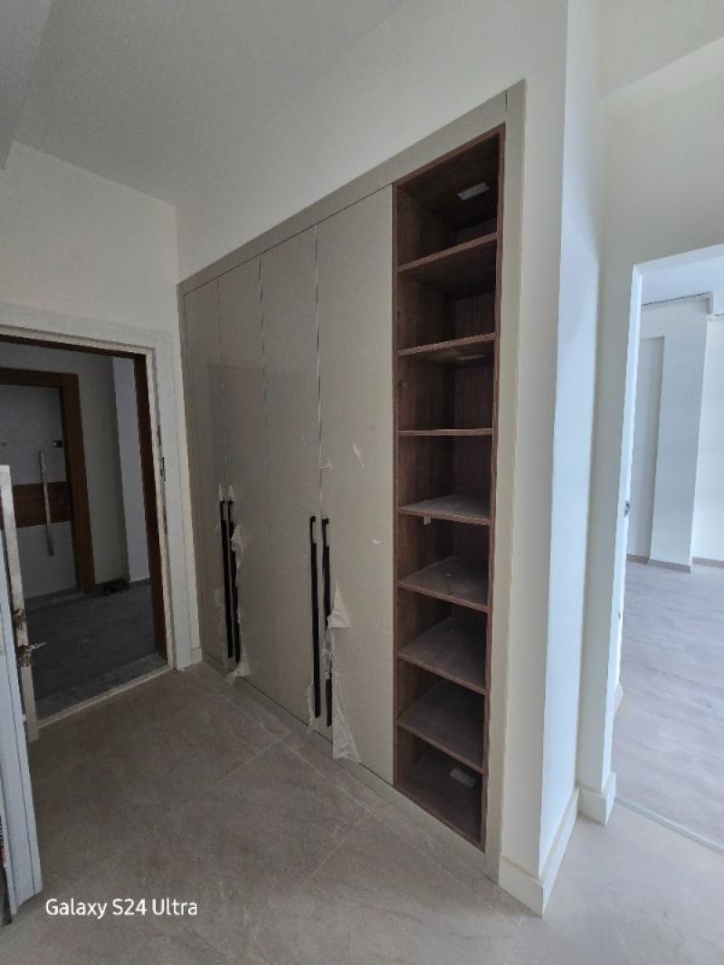 KUŞADASINDA HAVUZLU DENİZ MANZARALI KAPALI OTOPARKLI 2+1 SATILIK DAİRE