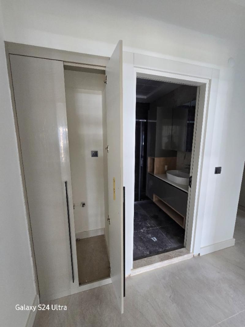 KUŞADASINDA HAVUZLU DENİZ MANZARALI KAPALI OTOPARKLI 2+1 SATILIK DAİRE