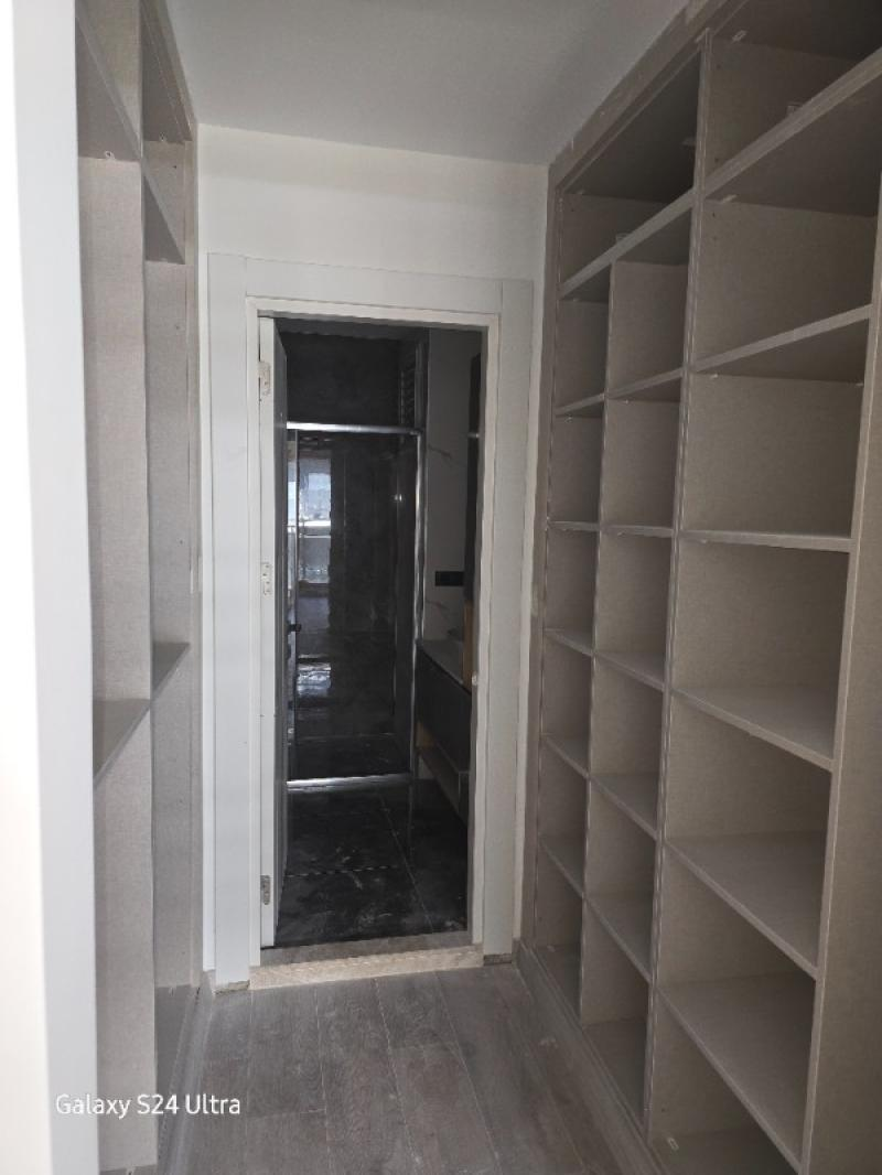 KUŞADASINDA HAVUZLU DENİZ MANZARALI KAPALI OTOPARKLI 2+1 SATILIK DAİRE