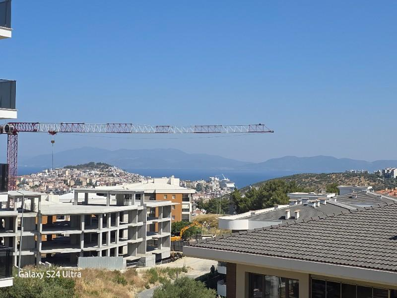 KUŞADASINDA HAVUZLU DENİZ MANZARALI KAPALI OTOPARKLI 2+1 SATILIK DAİRE