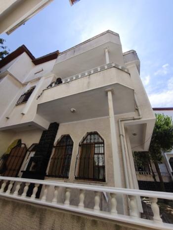 YALOVA TERMAL AKKÖY' DE DENİZ MANZARALI , HAVUZLU , 5+1 TRİPLEKS VİLLA