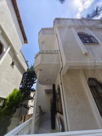 YALOVA TERMAL AKKÖY' DE DENİZ MANZARALI , HAVUZLU , 5+1 TRİPLEKS VİLLA
