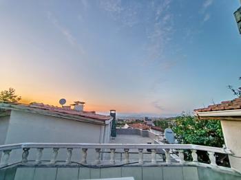 YALOVA TERMAL AKKÖY' DE DENİZ MANZARALI , HAVUZLU , 5+1 TRİPLEKS VİLLA