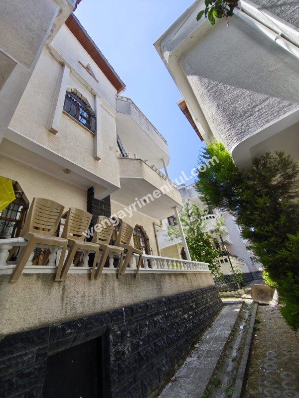 YALOVA TERMAL AKKÖY' DE DENİZ MANZARALI , HAVUZLU , 5+1 TRİPLEKS VİLLA