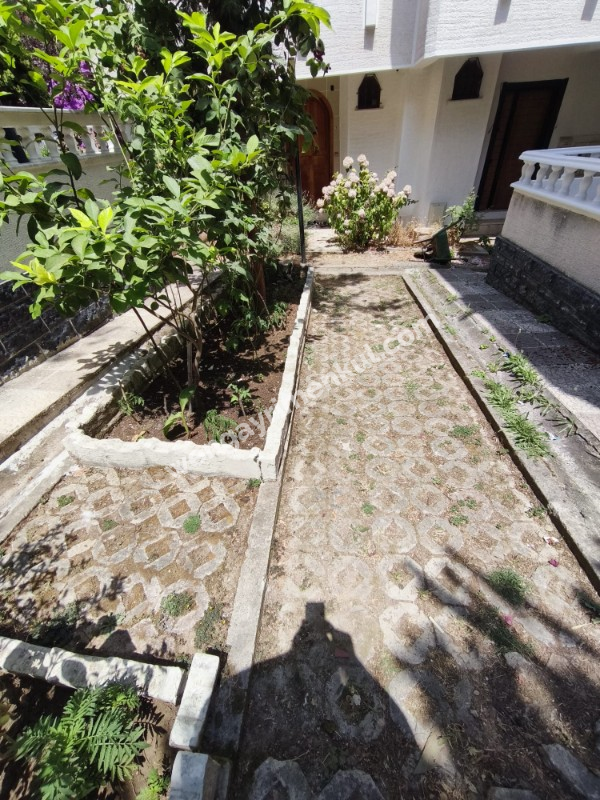 YALOVA TERMAL AKKÖY' DE DENİZ MANZARALI , HAVUZLU , 5+1 TRİPLEKS VİLLA