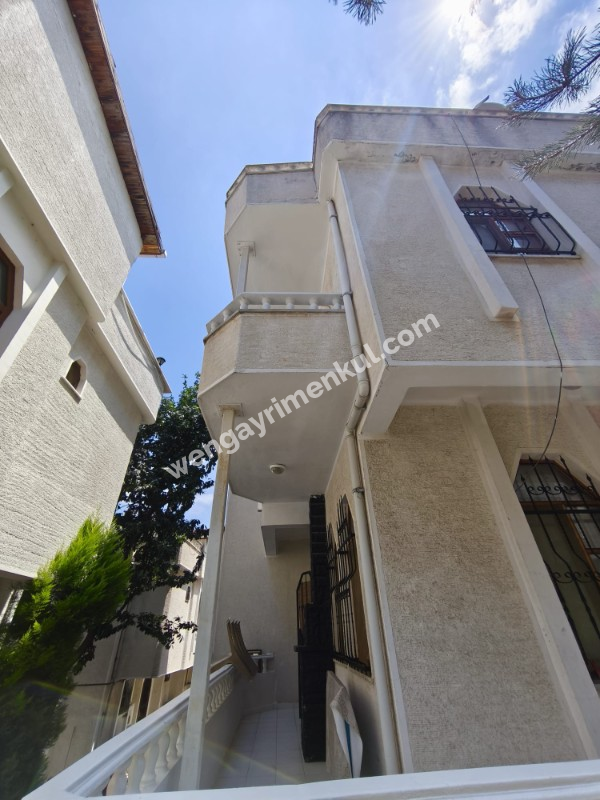 YALOVA TERMAL AKKÖY' DE DENİZ MANZARALI , HAVUZLU , 5+1 TRİPLEKS VİLLA