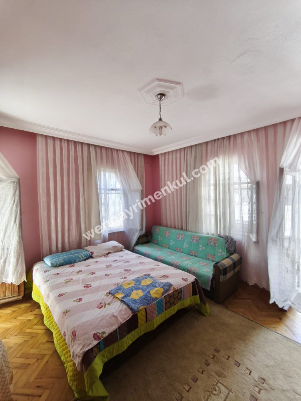 YALOVA TERMAL AKKÖY' DE DENİZ MANZARALI , HAVUZLU , 5+1 TRİPLEKS VİLLA