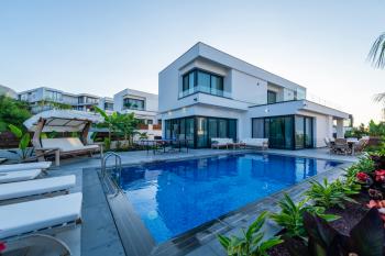 Girne Bellapais Bölgesinde 555 m2 Arsa İçerisinde Kiralık Lüx Türk Malı Triplex Villa