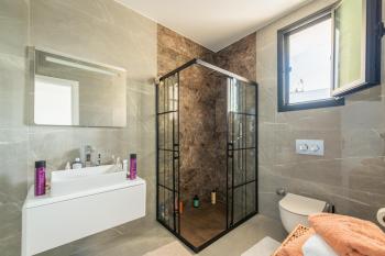 Girne Bellapais Bölgesinde 555 m2 Arsa İçerisinde Kiralık Lüx Türk Malı Triplex Villa