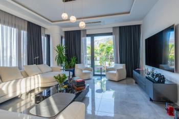 Girne Bellapais Bölgesinde 555 m2 Arsa İçerisinde Kiralık Lüx Türk Malı Triplex Villa