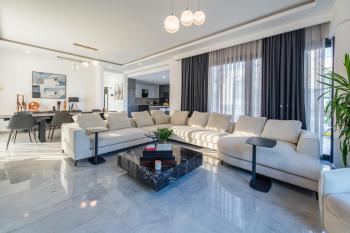 Girne Bellapais Bölgesinde 555 m2 Arsa İçerisinde Kiralık Lüx Türk Malı Triplex Villa