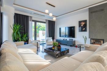 Girne Bellapais Bölgesinde 555 m2 Arsa İçerisinde Kiralık Lüx Türk Malı Triplex Villa