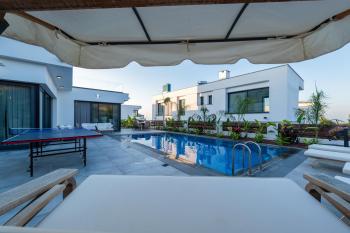 Girne Bellapais Bölgesinde 555 m2 Arsa İçerisinde Kiralık Lüx Türk Malı Triplex Villa
