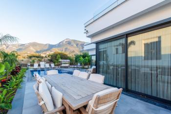 Girne Bellapais Bölgesinde 555 m2 Arsa İçerisinde Kiralık Lüx Türk Malı Triplex Villa
