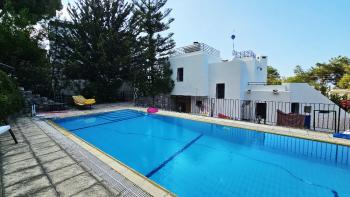 KKTC Girne Zeytinlik’te Türk Koçanlı, Şehir İçi Konumda 707 m² Arsa Üzerinde 2+1 Satılık Villa