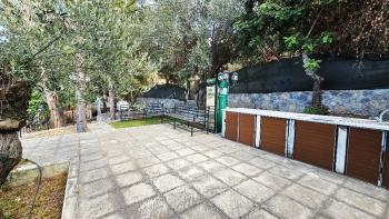 KKTC Girne Zeytinlik’te Türk Koçanlı, Şehir İçi Konumda 707 m² Arsa Üzerinde 2+1 Satılık Villa