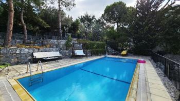 KKTC Girne Zeytinlik’te Türk Koçanlı, Şehir İçi Konumda 707 m² Arsa Üzerinde 2+1 Satılık Villa