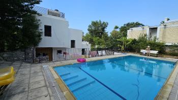 KKTC Girne Zeytinlik’te Türk Koçanlı, Şehir İçi Konumda 707 m² Arsa Üzerinde 2+1 Satılık Villa
