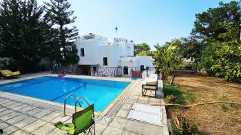 KKTC Girne Zeytinlik’te Türk Koçanlı, Şehir İçi Konumda 707 m² Arsa Üzerinde 2+1 Satılık Villa