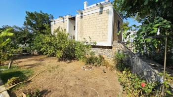KKTC Girne Zeytinlik’te Türk Koçanlı, Şehir İçi Konumda 707 m² Arsa Üzerinde 2+1 Satılık Villa