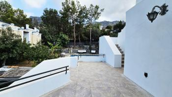 KKTC Girne Zeytinlik’te Türk Koçanlı, Şehir İçi Konumda 707 m² Arsa Üzerinde 2+1 Satılık Villa