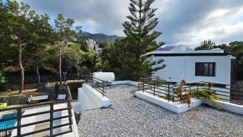 KKTC Girne Zeytinlik’te Türk Koçanlı, Şehir İçi Konumda 707 m² Arsa Üzerinde 2+1 Satılık Villa