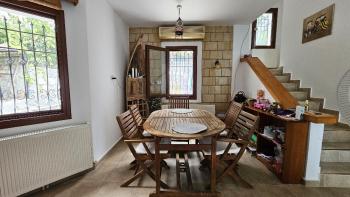 KKTC Girne Zeytinlik’te Türk Koçanlı, Şehir İçi Konumda 707 m² Arsa Üzerinde 2+1 Satılık Villa