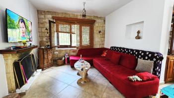 KKTC Girne Zeytinlik’te Türk Koçanlı, Şehir İçi Konumda 707 m² Arsa Üzerinde 2+1 Satılık Villa