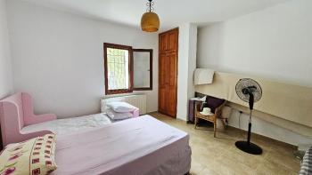 KKTC Girne Zeytinlik’te Türk Koçanlı, Şehir İçi Konumda 707 m² Arsa Üzerinde 2+1 Satılık Villa
