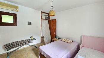 KKTC Girne Zeytinlik’te Türk Koçanlı, Şehir İçi Konumda 707 m² Arsa Üzerinde 2+1 Satılık Villa