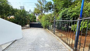 KKTC Girne Zeytinlik’te Türk Koçanlı, Şehir İçi Konumda 707 m² Arsa Üzerinde 2+1 Satılık Villa