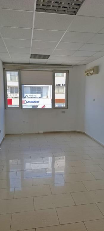 Lefkoşa Yenikent'de Cadde Üzeri AYLIK ÖDEMELİ 7+1 OFİS