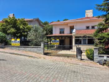 Arıköy Sitesinde 525m2 Bahçe İçinde Boya Badanalı Taşınmaya hazır Villa