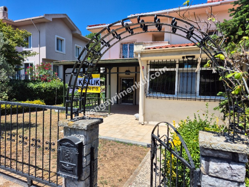 Arıköy Sitesinde 525m2 Bahçe İçinde Boya Badanalı Taşınmaya hazır Villa