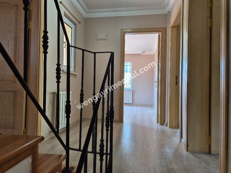 Arıköy Sitesinde 525m2 Bahçe İçinde Boya Badanalı Taşınmaya hazır Villa