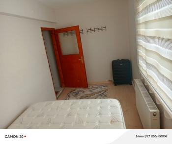 EMLAK HABERCİSİ 'NDEN MUDANYA TARİHİ GİRİT MAHALLESİNDE ASANSÖRLÜ BİNADA EŞYALI KİRALIK 2+1 ARA KAT DAİRE