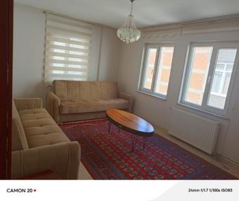 EMLAK HABERCİSİ 'NDEN MUDANYA TARİHİ GİRİT MAHALLESİNDE ASANSÖRLÜ BİNADA EŞYALI KİRALIK 2+1 ARA KAT DAİRE