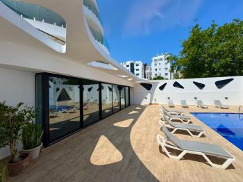 Tek Yetkili Kıbrıs Girne Merkez de Türk Tapulu Havuzlu Perla  Residence da  Satılık 2+1 Residence