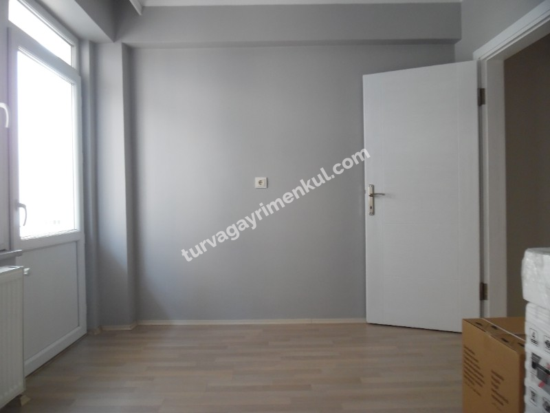 ÇORLUDA RESMİ KURUM VE FABRİKA SERVİS GÜZERGAHINDA 3+1 KİRALIK DAİRE 