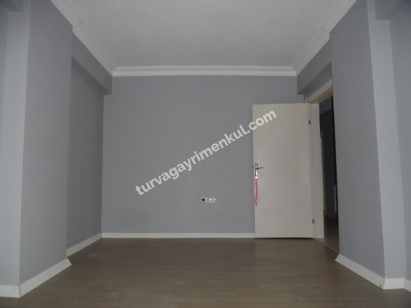 ÇORLUDA FABRİKA SERVİS DURAKLARINA YAKIN 2+1 İSKANLI DAİRE 